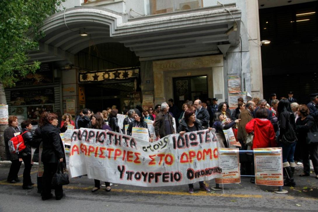 Στα γραφεία του ΠΑΣΟΚ οι απολυμένες καθαρίστριες