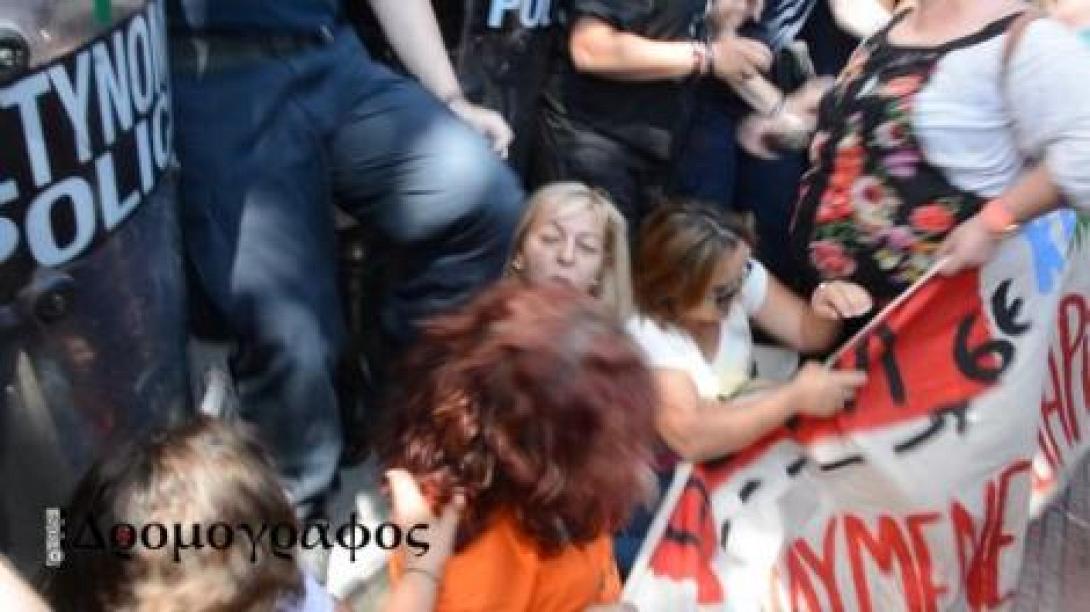 Κλωτσιές στις καθαρίστριες στην είσοδο του Γενικού Λογιστηρίου