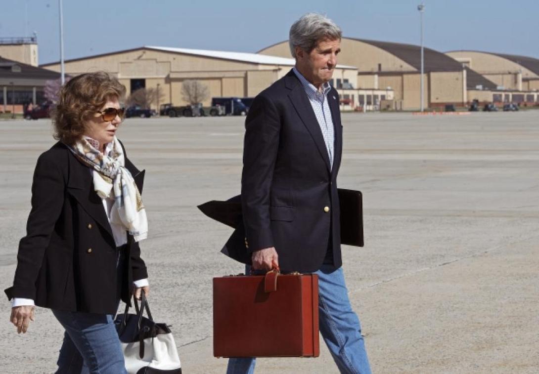 Σε τροχαίο ενεπλάκη η αυτοκινητοπομπή που μετέφερε τον Τζον Κέρι 