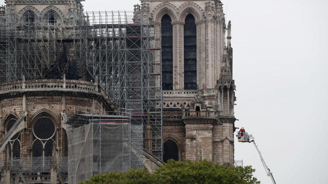 kindunos-gia-tin-panagia-twn-parisiwn-apo-to-nero.w_l.jpg