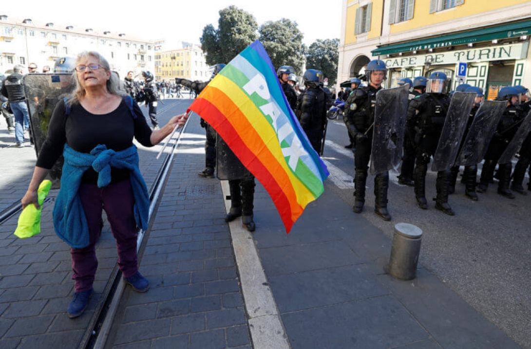 κίτρινα_γιλέκα_ηλικιωμένη