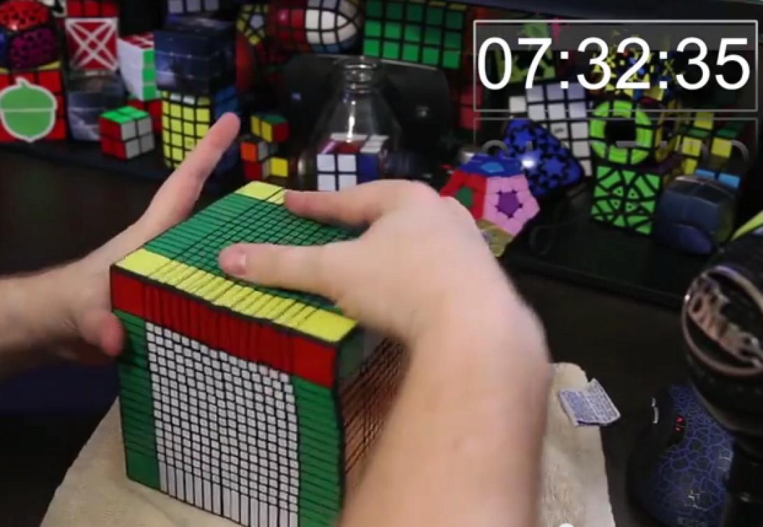 Η λύση της μεγαλύτερης έκδοσης του κύβου του Ρούμπικ (βίντεο)