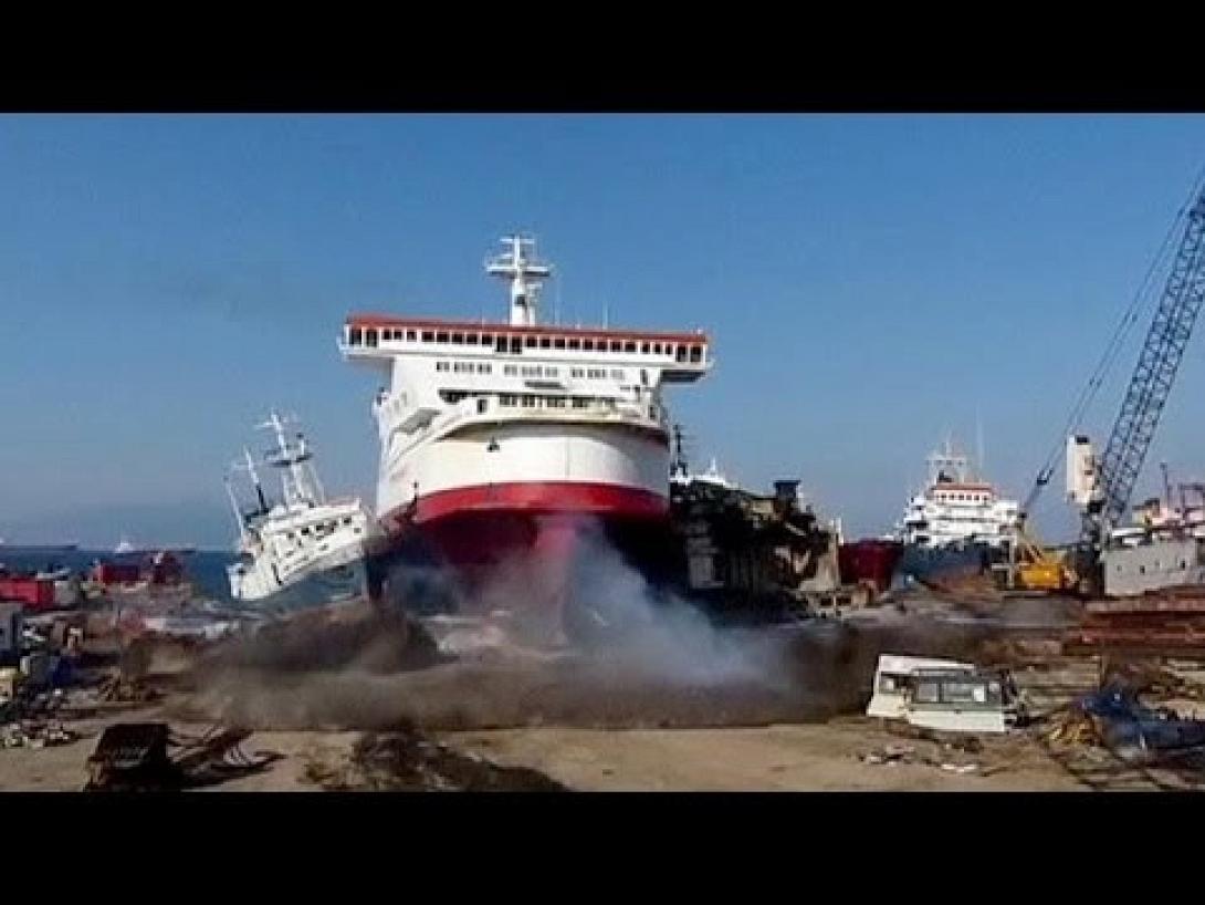 "Καράβια βγήκαν στη στεριά" στην Τουρκία (βίντεο)
