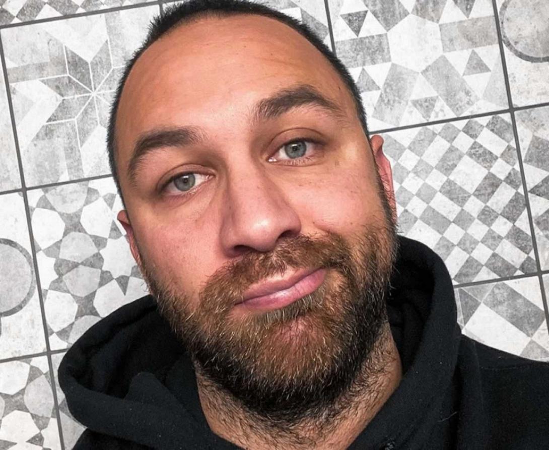 kostas-anagnostopoulos-o-survivor-misthoforos-tromokrati-pirates-me-to-oplo-sto-cheri.jpg