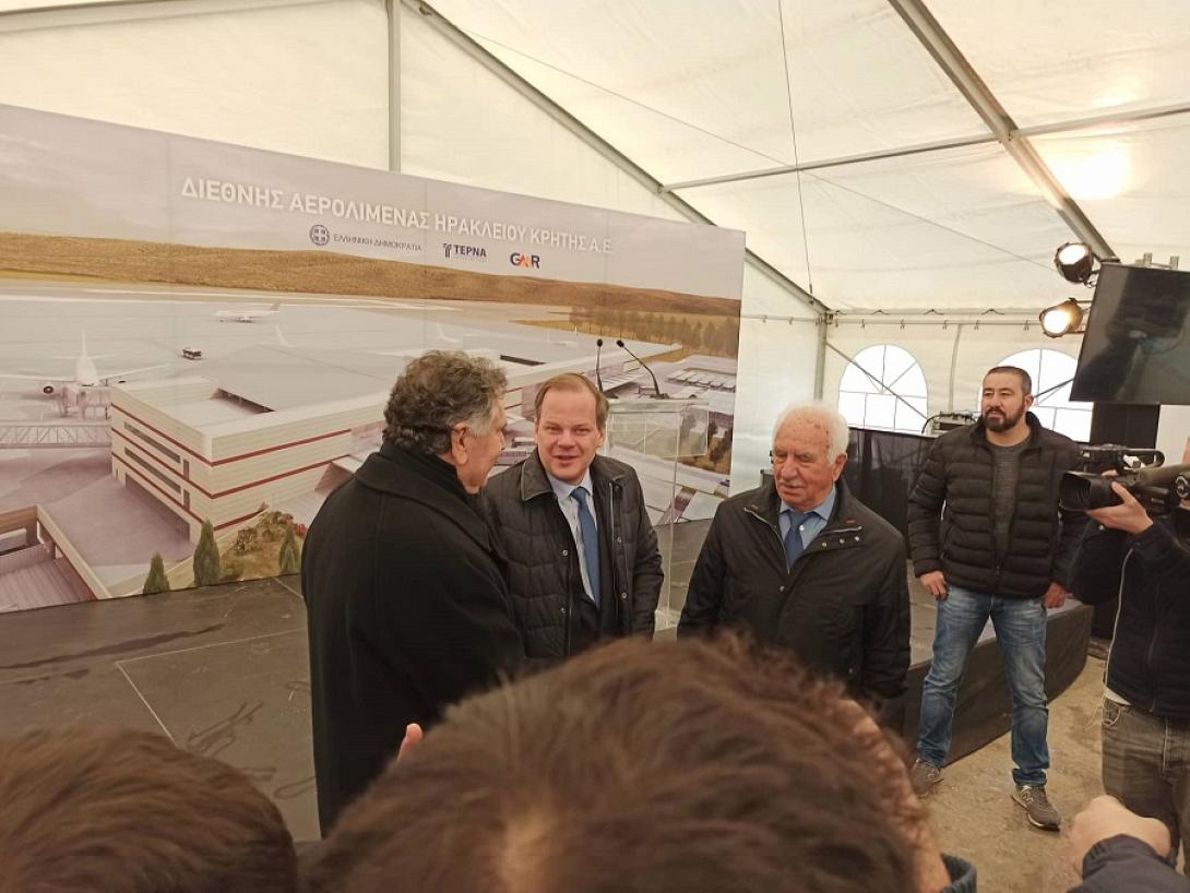 Ο Υπουργός Μεταφορών Κώστας Καραμανλής με τον Δήμαρχο Μινώα Πεδιάδας, Μανώλη Φραγκάκη (αριστερά)