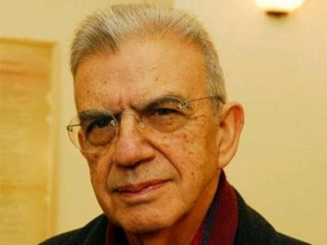 Κοσμοσυρροή στο τελευταίο αντίο για τον Μένη Κουμανταρέα