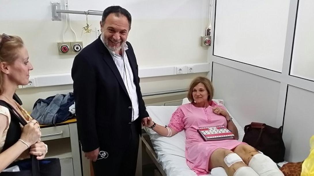 Τους τραυματίες από τα βαρελότα της Σαντορίνης επισκέφθηκε ο Δήμαρχος Ηρακλείου
