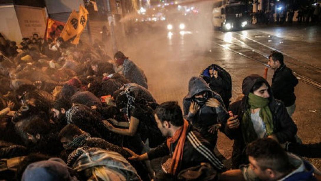 21 νεκροί στην Κωνσταντινούπολη σε συγκρούσεις Κούρδων διαδηλωτών με την αστυνομία