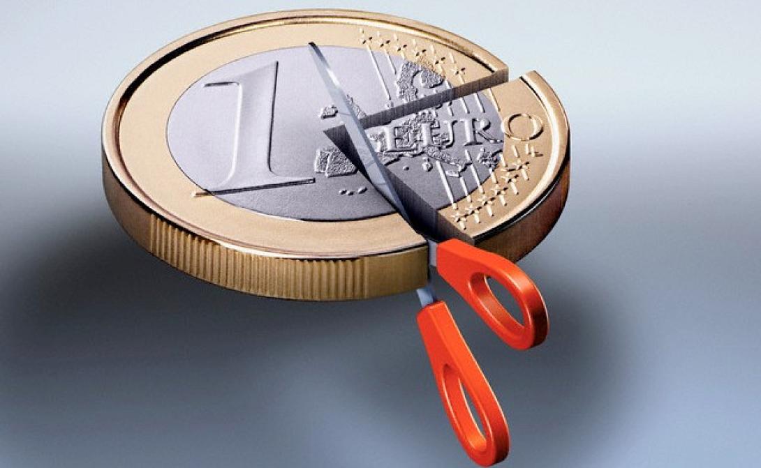 Deutsche Welle: Αναγκαίο ένα δεύτερο κούρεμα του ελληνικού χρέους