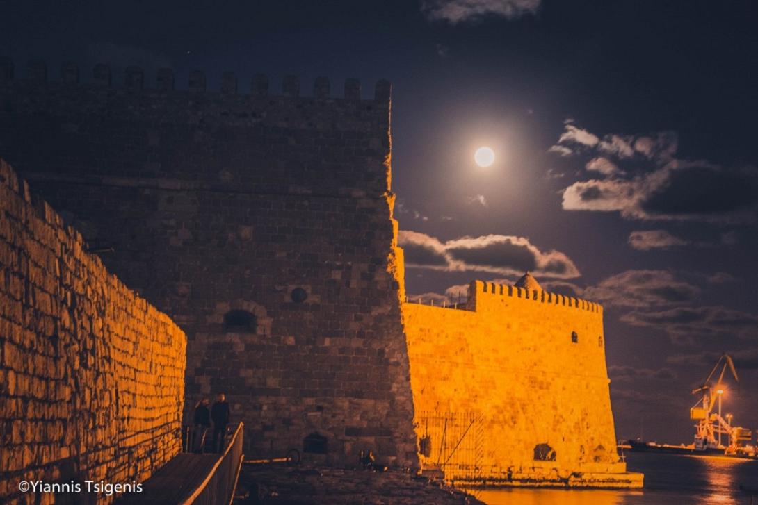 Απίστευτο στιγμιότυπο με την Πανσέληνο να φωτίζει τον Κούλε