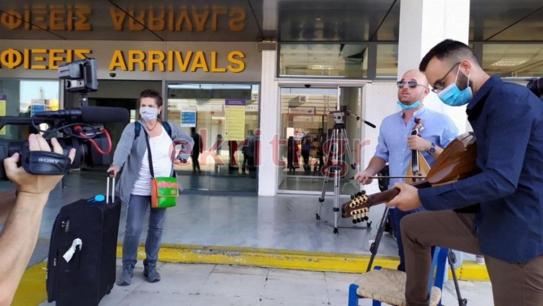 Με λύρα η υποδοχή των πρώτων τουριστών