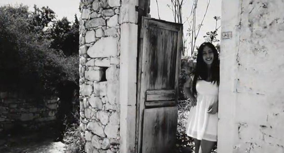 Το μικιό κοπελιδάκι με μνήμες από παλαιϊνούς καιρούς