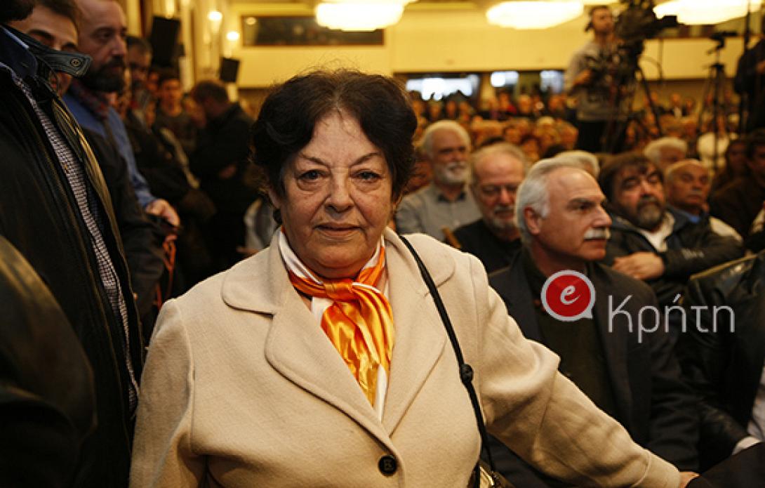 Η κρητικιά υφάντρα που φώναζε για τους κλέφτες και χάρισε το μαντήλι στον Τσίπρα (βίντεο)