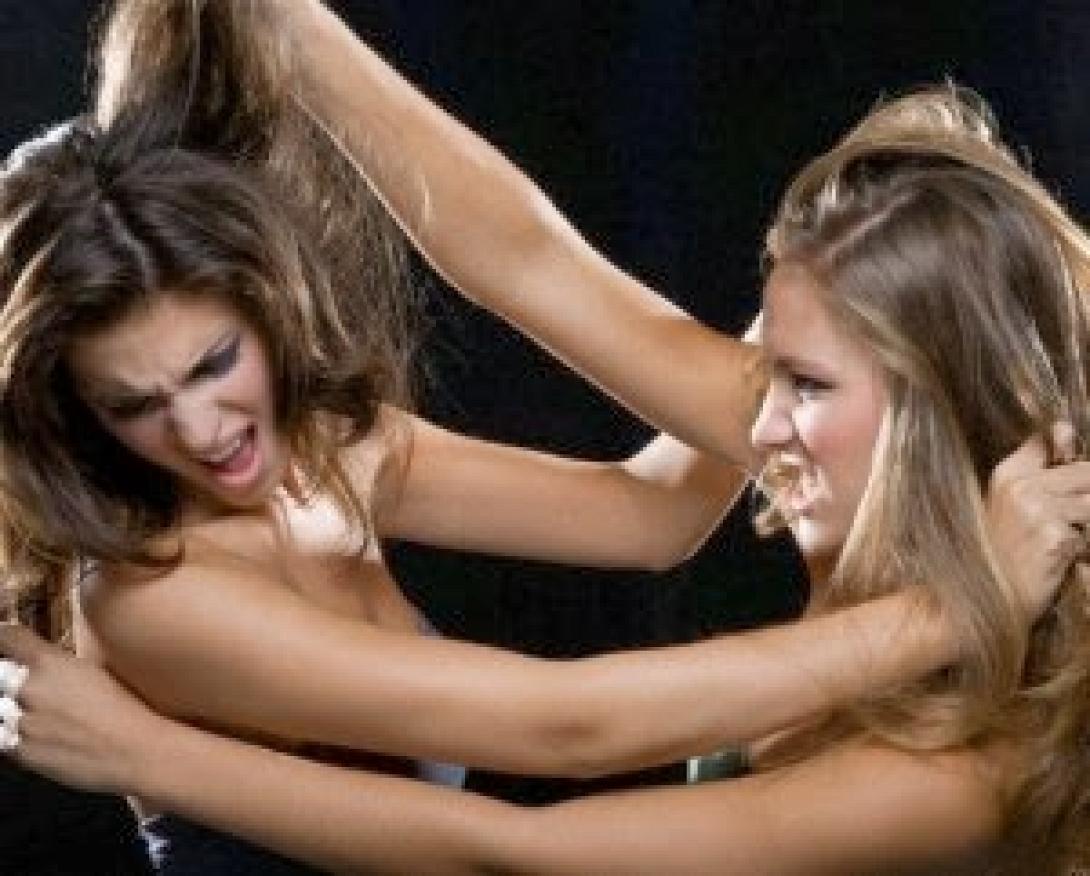 Μπουνιά ... από γυναίκα ... σε γυναίκα! (βίντεο)