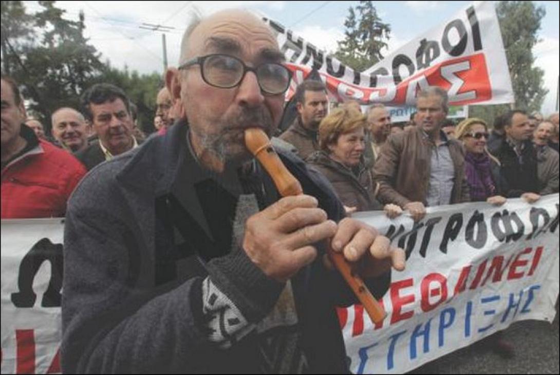 Με φλογέρες και πανό φτάνουν στη Βουλή οι κτηνοτρόφοι - Ένταση και χρήση χημικών στην πορεία τους 