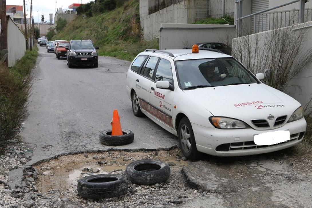 Προσοχή, προσοχή: Λακκούβα γίγας στο δρόμο για ΠΑΓΝΗ (φωτογραφίες)