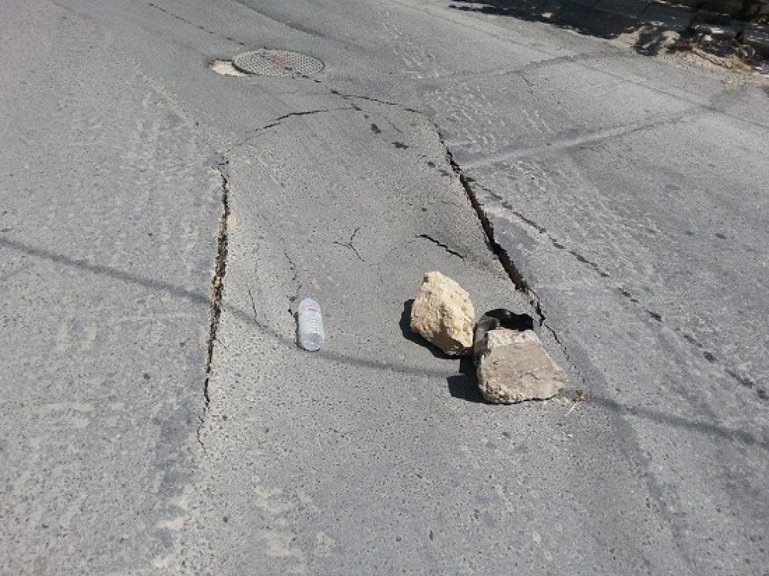 Ο δρόμος &quot;έκατσε&quot; και οι κοτρόνες... προειδοποιούν, στη Φορτέτσα Ηρακλείου!