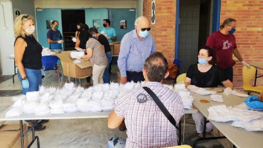 Από τη διανομή στο κλειστό γυμναστήριο