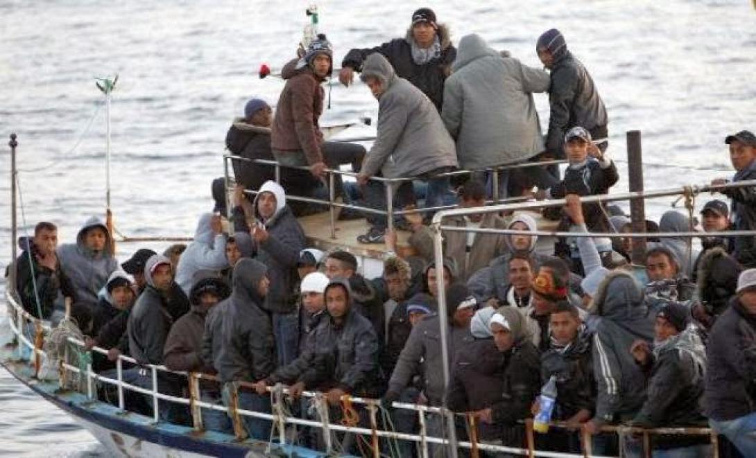 Σκάφος με 400 λαθρομετανάστες βορειοδυτικά της Κρήτης