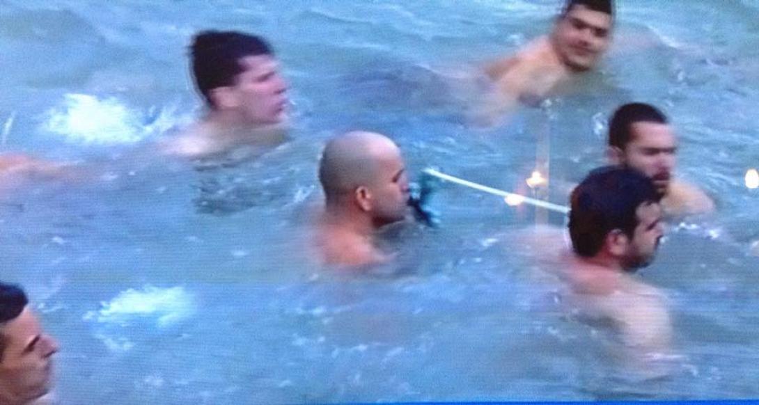 Με λαμπρότητα και... πολικές θερμοκρασίες ο αγιασμός των υδάτων στο λιμάνι του Ηρακλείου 