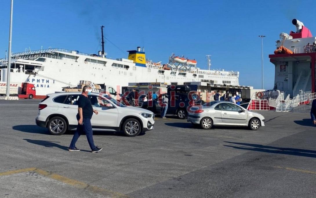 Στην ουρά για την επιβίβαση στο πλοίο