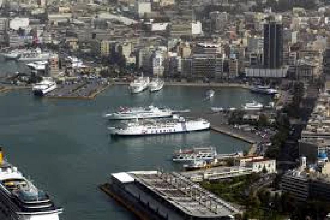 Πυκνό πέπλο ομίχλης κάλυψε το λιμάνι του Πειραιά