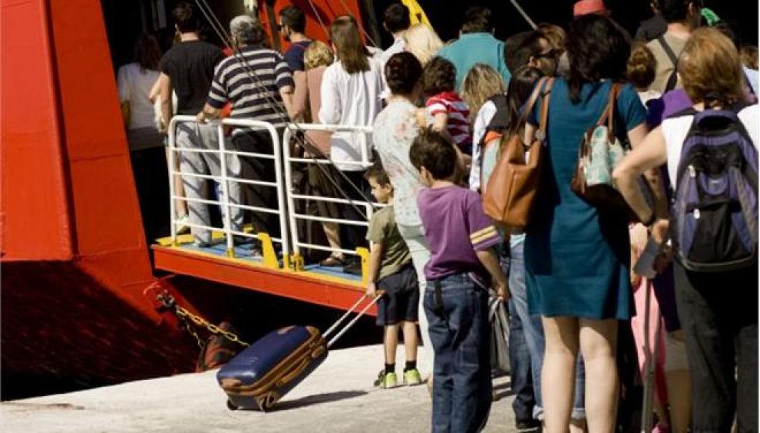 Koρυφώνεται η κίνηση στο λιμάνι του Ηρακλείου - Γεμάτα τα πλοία από και προς το νησί