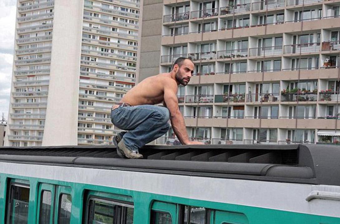 Άνδρας πήδηξε πάνω σε κινούμενο τρένο! (βίντεο)