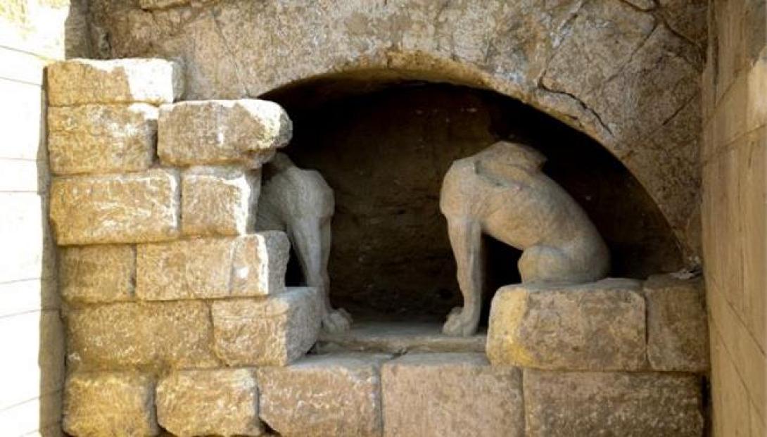 Αποκαλύφθηκαν πλήρως οι μαρμάρινες Σφίγγες στην Αμφίπολη