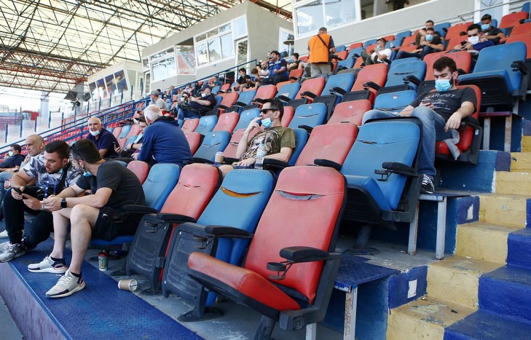 Φίλαθλοι στις κερκίδες.jpg