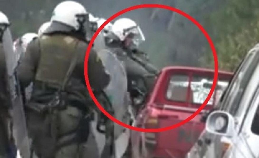 Άνδρες των ΜΑΤ σπάνε αυτοκίνητα