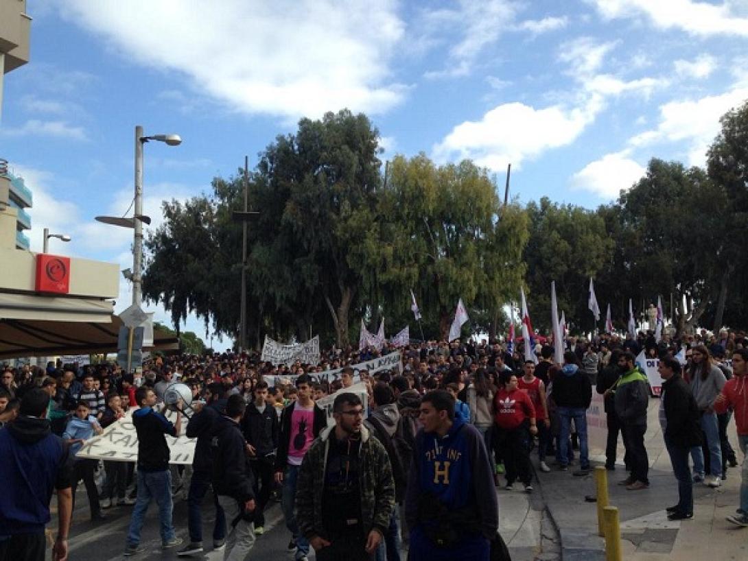 Δυναμικό το απεργιακό συλλαλητήριο στο Ηράκλειο (φωτορεπορτάζ)