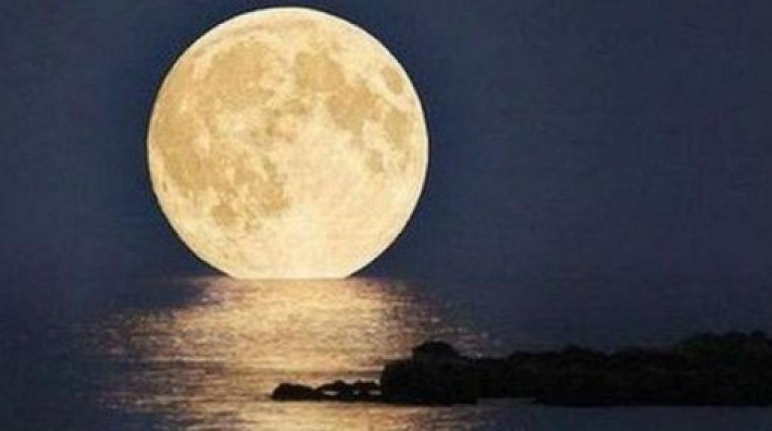 Έχει πανσέληνο απόψε...Το φεγγάρι λούζει με λαμπρό φως το Ηράκλειο