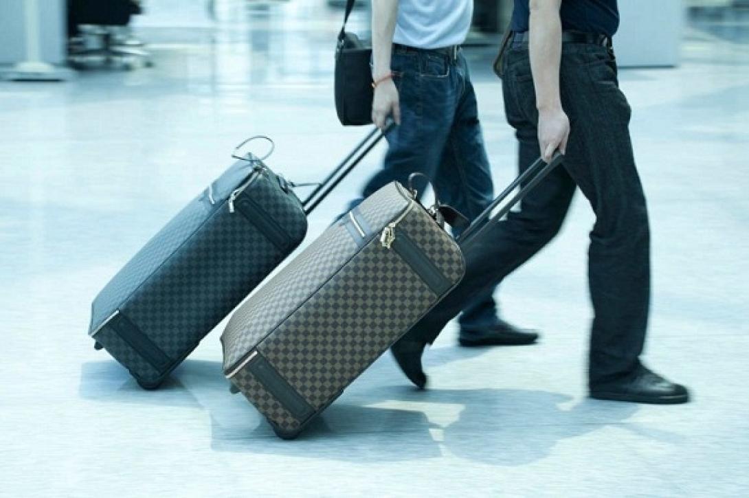 Ο Κώστας πουλάει το αυτοκίνητο και φεύγει για εξωτερικό