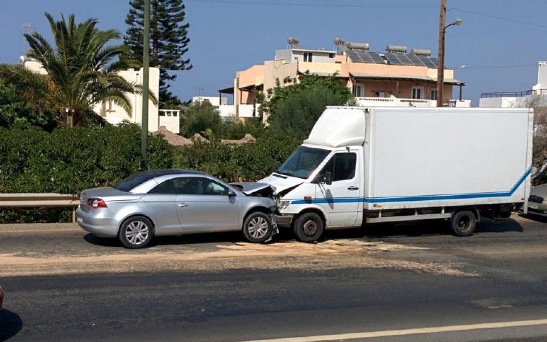 Πάτρα: Μετωπική ΙΧ με φορτηγό στην παλιά εθνική - 'Ενας τραυματίας