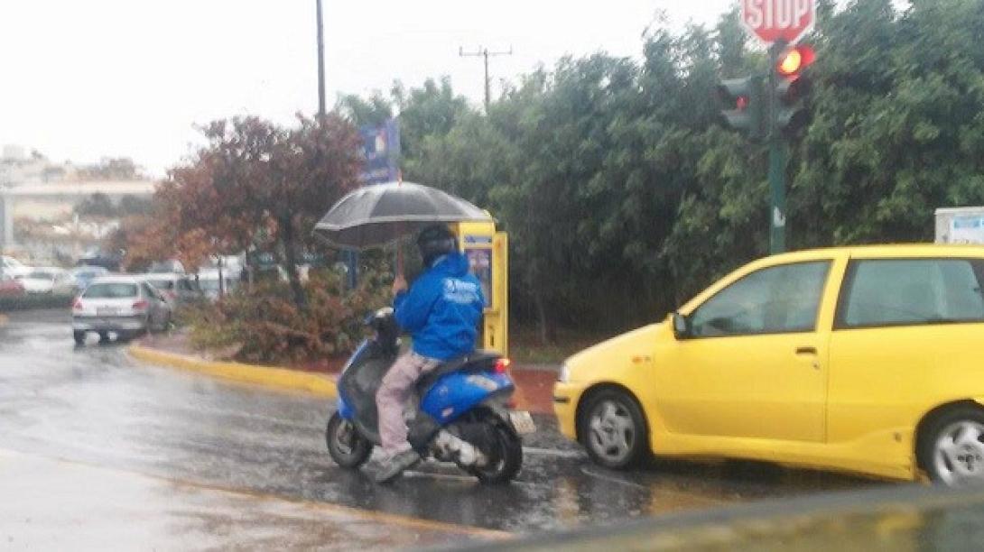 Στό&#039; να χέρι η ομπρέλα... στ&#039; άλλο χέρι το τιμόνι...