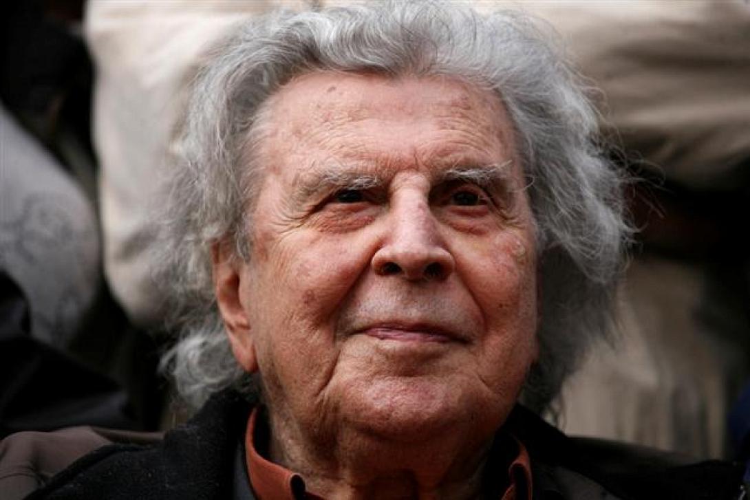 Στο νοσοκομείο για εξετάσεις ο Μίκης Θεοδωράκης