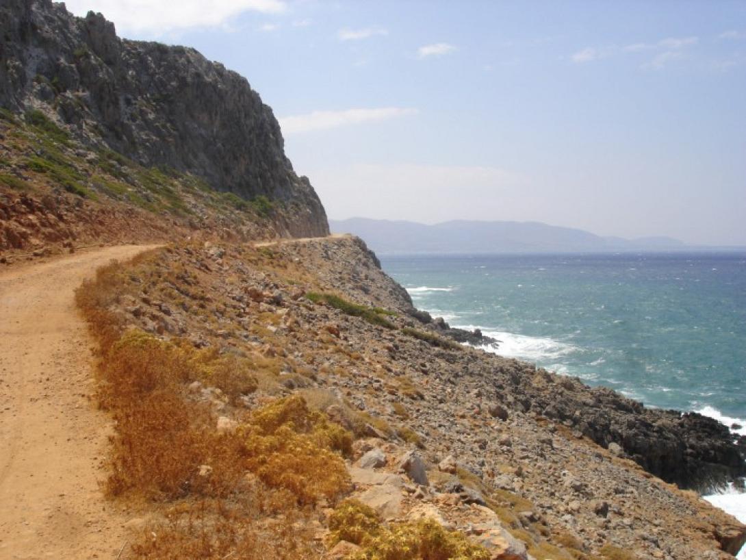 Εγκλωβίστηκε στα βράχια της Μιλάτου αλλά τη γλύτωσε με κατάγματα