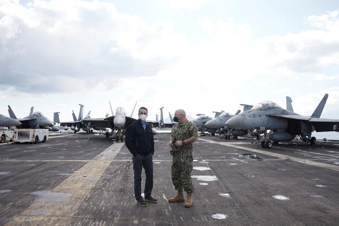 Ο πρωθυπουργός στο κατάστρωμα του αμερικανικού αεροπλανοφόρου.