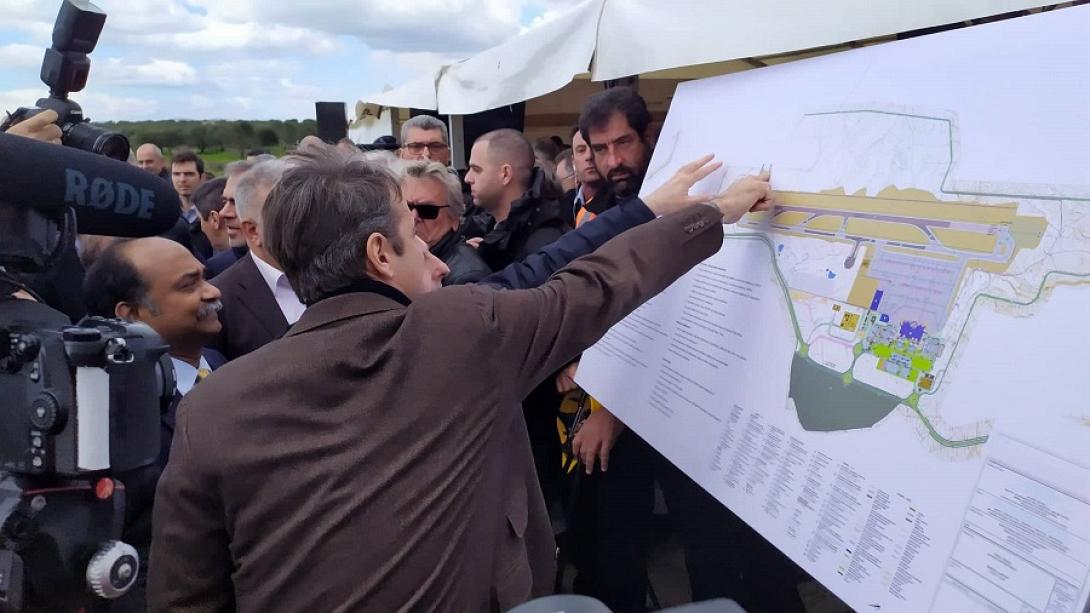 Ο πρωθυπουργός &quot;ξεναγείται&quot; στον χάρτη του αεροδρομίου