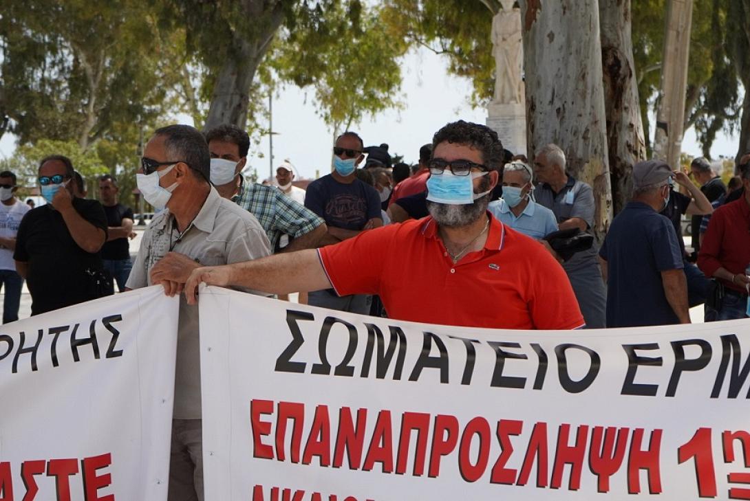 Πανό και μάσκες στην Πλατεία Ελευθερίας