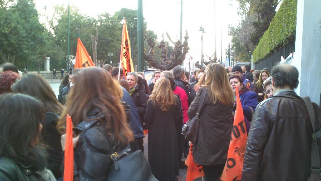 Διαμαρτυρία στο Υπ. Δ. Μεταρρύθμισης για τις πρώτες 27 απολύσεις από επανέλεγχο συμβάσεων