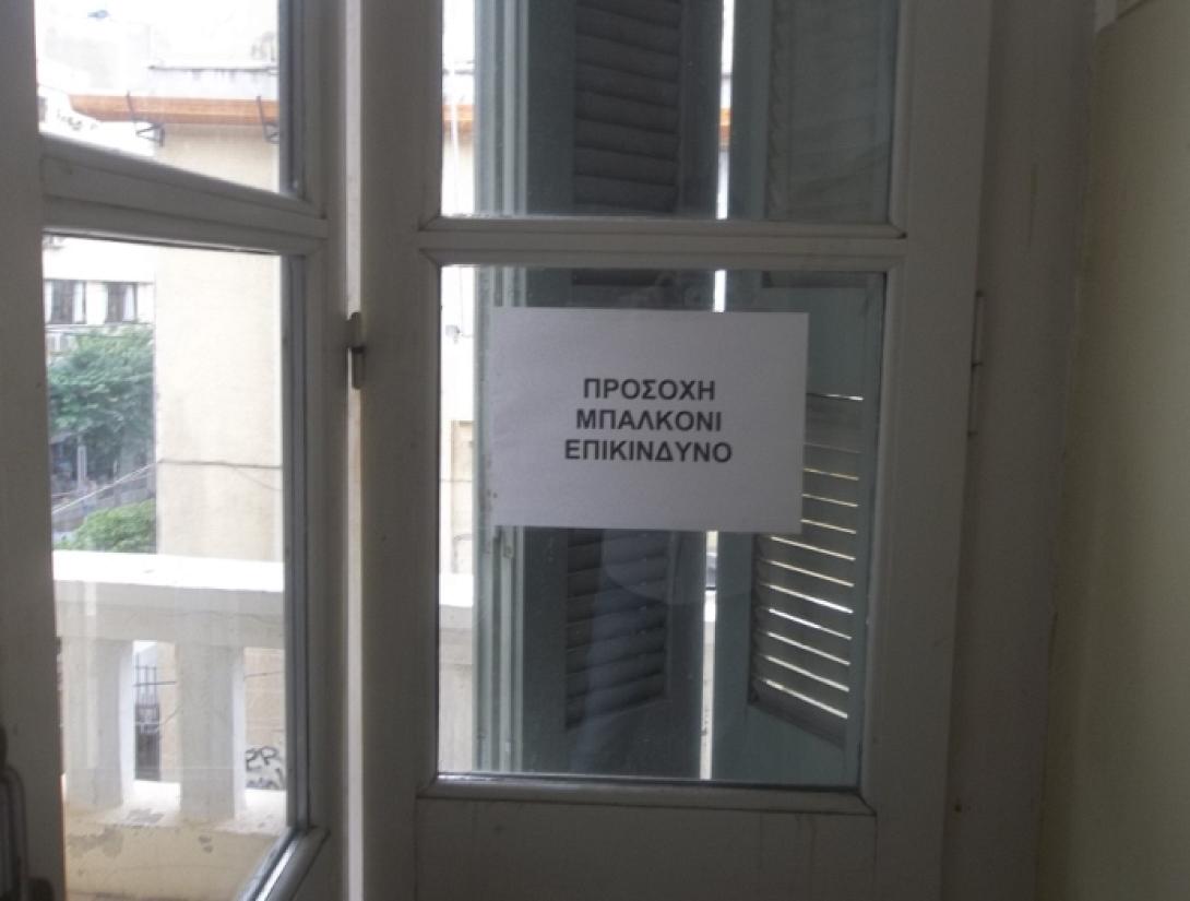 Μπαλκόνι - κίνδυνος για τη δημόσια ασφάλεια στην &quot;καρδιά&quot; του Ηρακλείου (φωτογραφίες)