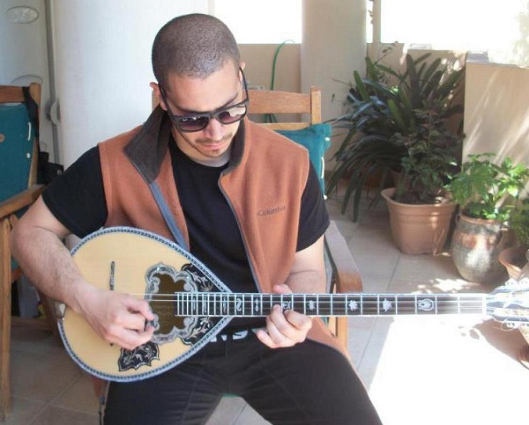 Ο Ηρακλειώτης που παίζει Scorpions με ... μπουζούκι! (ηχητικό)