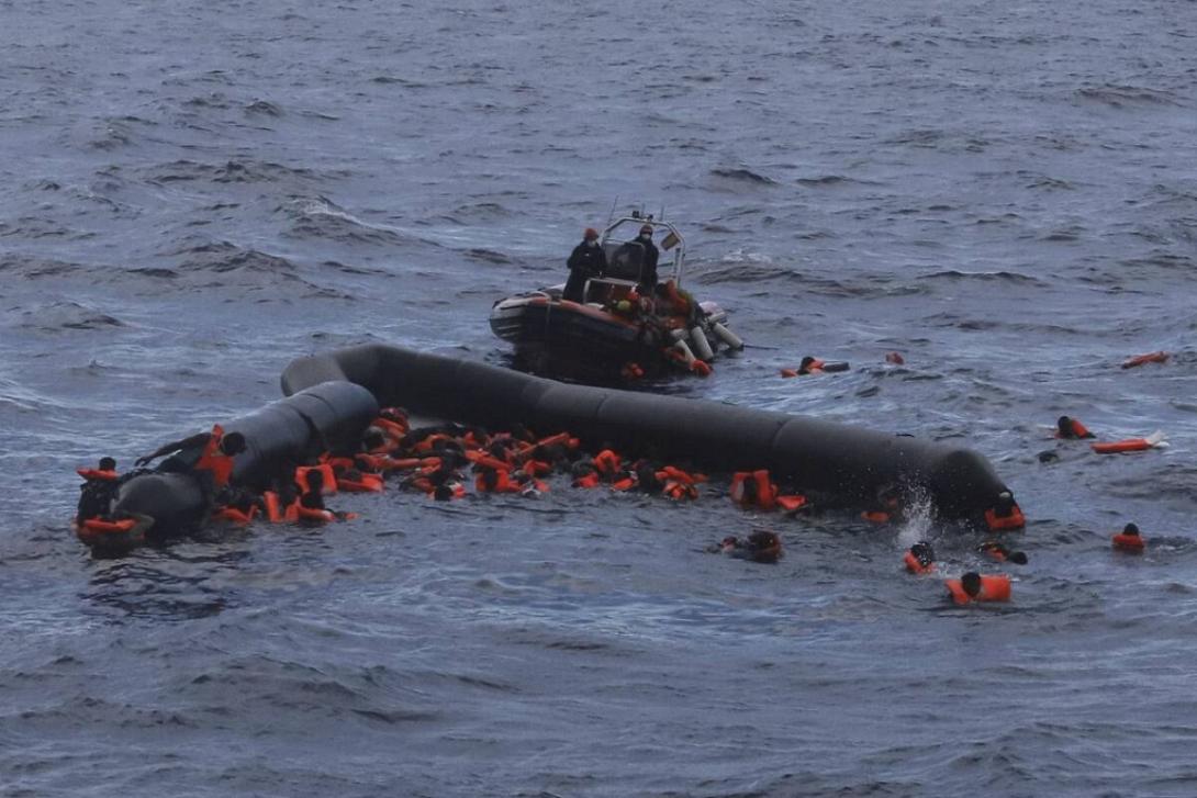 Ναυάγιο με μετανάστες στη Μεσόγειο Πηγή: AP Photo/Sergi Camara