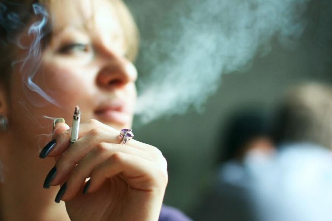 Οι Έλληνες καπνίζουν γιατί είναι μόδα και για να ξεχνούν τα προβλήματά τους
