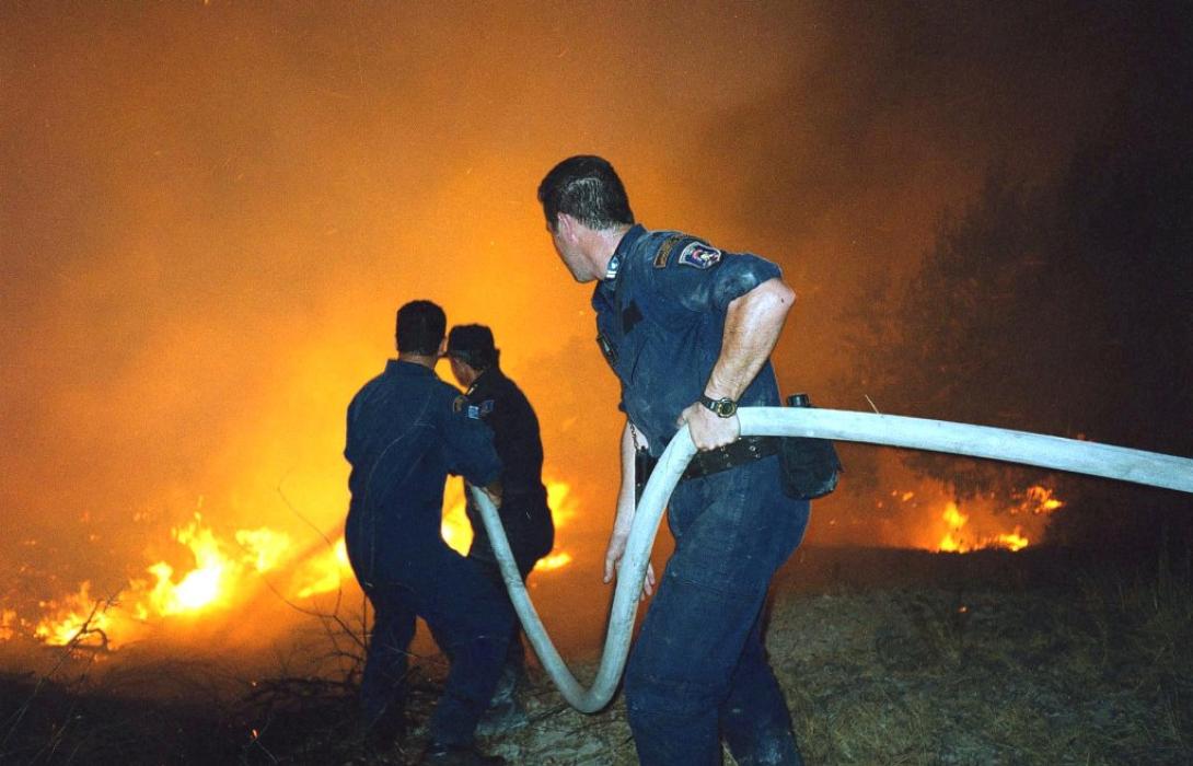 Υπό μερικό έλεγχο η φωτιά στο Τσούτσουρο