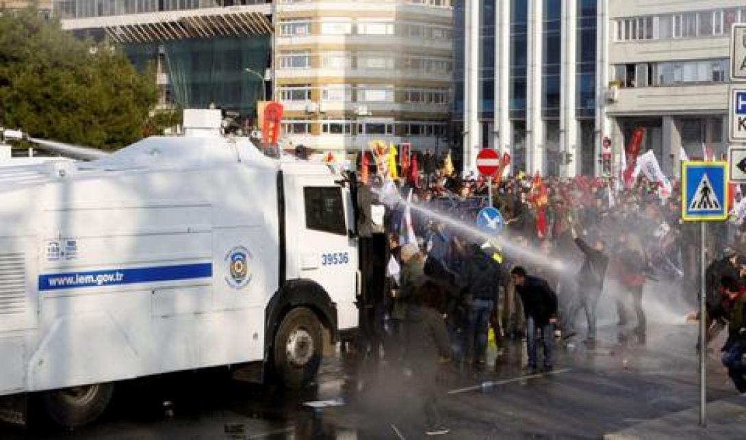 Επεισόδια στην Κωνσταντινούπολη -διέλυσαν διαδηλωτές με νερό και δακρυγόνα