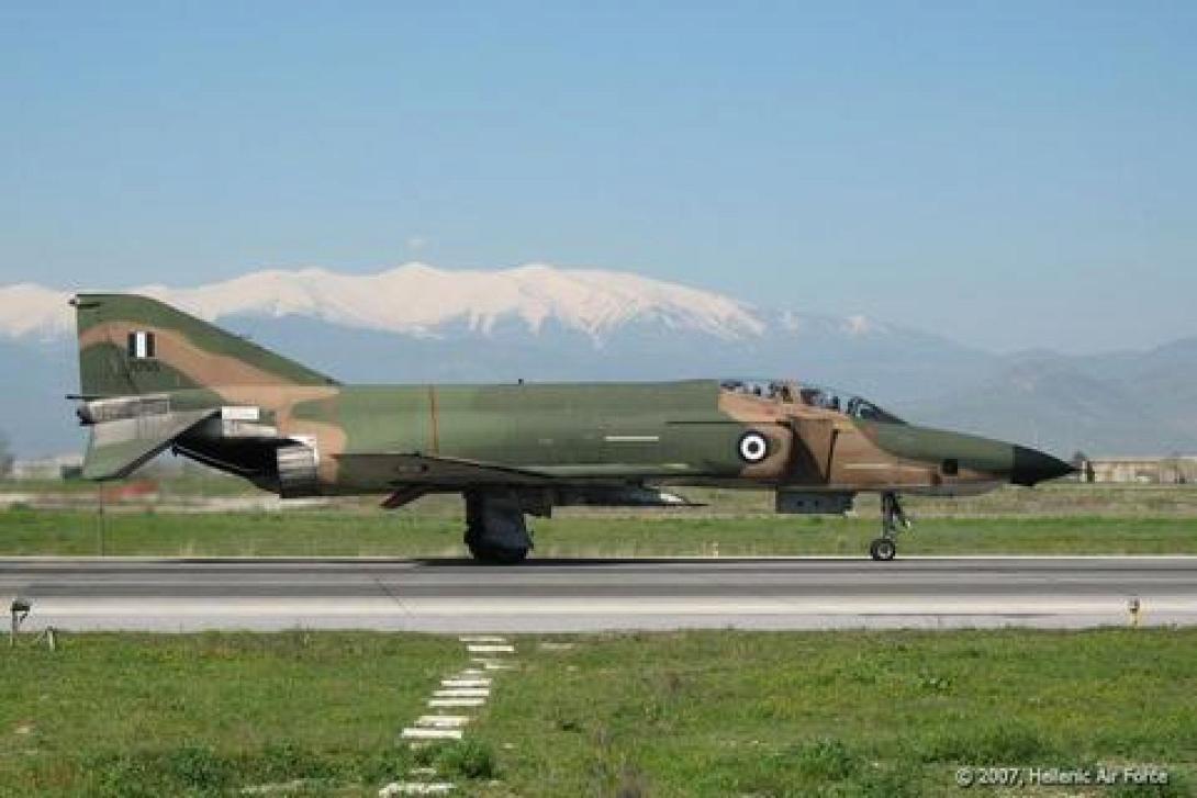 Βλάβη στο σύστημα πέδησης παρουσίασε αεροσκάφος RF-4E