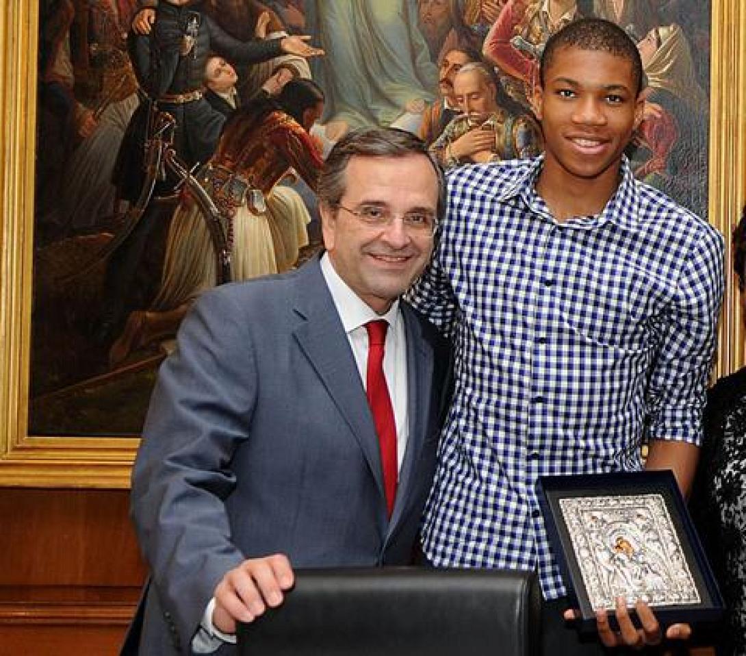 O Αντετοκούμπο έστειλε στον A. Σαμαρά τη φανέλα του στους Milwaukee Bucks